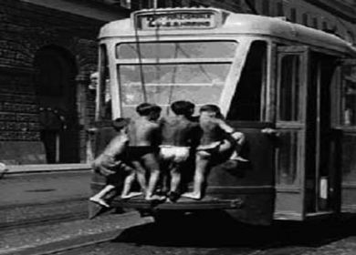 Bus Surfing ragazzini aggrappati al tram a Napoli