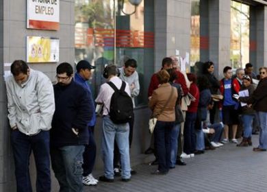 disoccupati in fila per lavoro