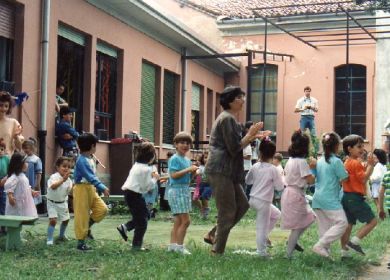 bambini cortile scuola