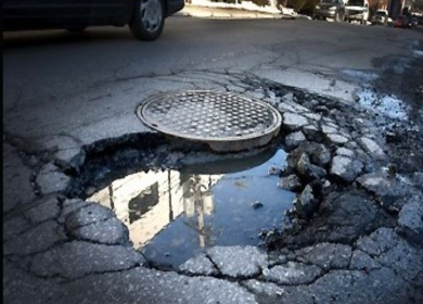 buca stradale con acqua a Lecce