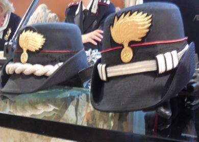 cappelli donne arma carabinieri