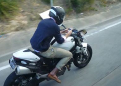 motociclista manda sms mentre viaggia