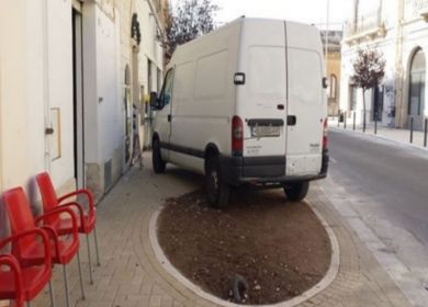 parcheggio selvaggio via Leuca Lecce