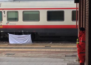 stazione lecce suicidio