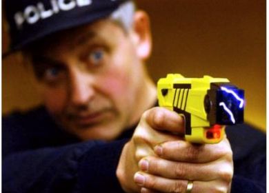 polizia con i taser