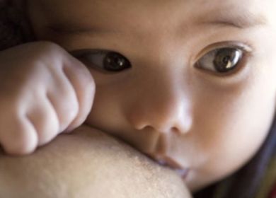 madre che allatta il suo bambino