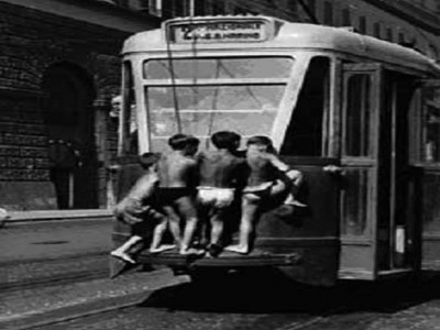 Bus Surfing ragazzini aggrappati al tram a Napoli