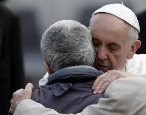 papa francesco abbraccio un povero