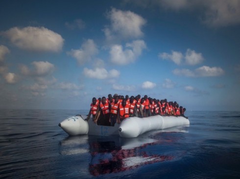 migranti su gommone