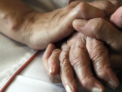 La svolta nella cura dell’Alzheimer? Negli Usa approvato primo farmaco dopo circa 20 anni