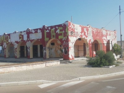 Ecomostri e abbandono. Ex windsurf a San Cataldo: lo specchio del degrado della marina leccese ridotto ad orinatoio e visibilmente pericolante. 