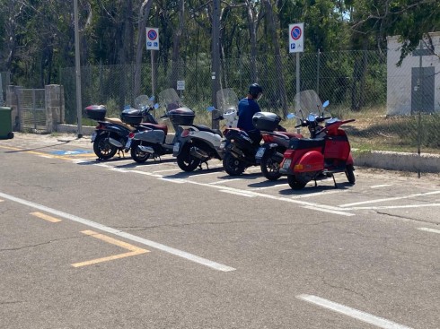 Fioccano le multe per i ciclomotori in sosta nella marina di San Cataldo