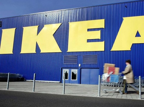 Ikea, bimbo trova pistola e spara. 