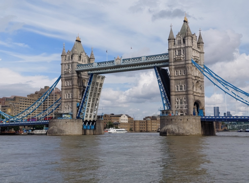 Caos a Londra, la Tower Bridge non chiude più per un problema tecnico: traffico in tilt