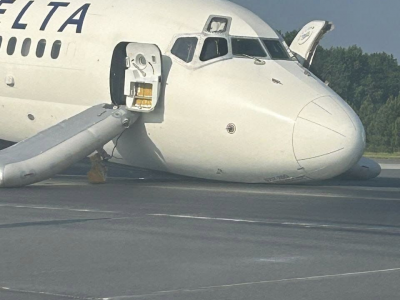 Guasto al carrello, aereo della Delta Airlines atterra in pista sulla pancia – Il video