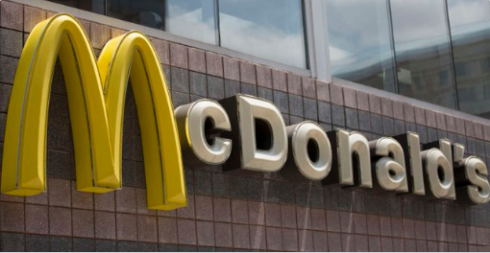 McDonald's criticato per il suo bicchiere d'acqua venduto a 1,70 euro in Francia. 