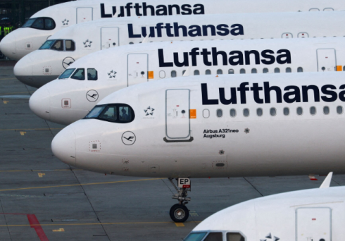 Volo Francoforte – Berlino, spotter cattura il momento in cui un A320 di Lufthansa colpisce uno stormo di uccelli