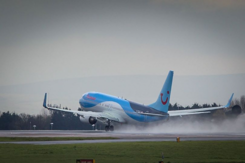 Emergenza in aeroporto: aereo in difficoltà chiede di atterrare a Manchester