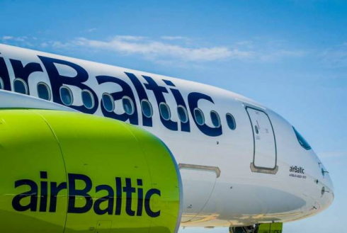 "Problema grave a un motore" atterraggio d'emergenza per un Airbus A220-300 airBaltic - VIDEO Flightradar24