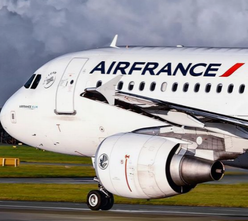 Passeggero britannico ubriaco aggredisce assistente di volo Air France tra Amsterdam e Parigi: caos in aereo