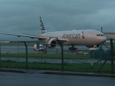 Volare sicuri. Terrore in volo, guasto al motore aereo American Airlines: atterraggio d'emergenza dopo il "Mayday"