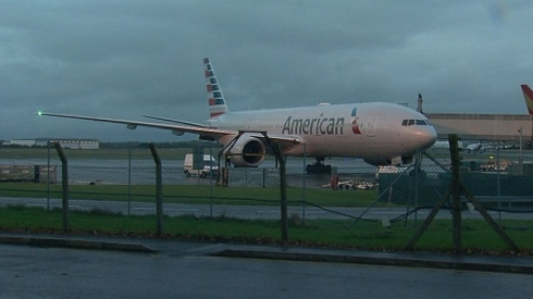 Volare sicuri. Terrore in volo, guasto al motore aereo American Airlines: atterraggio d'emergenza dopo il "Mayday"