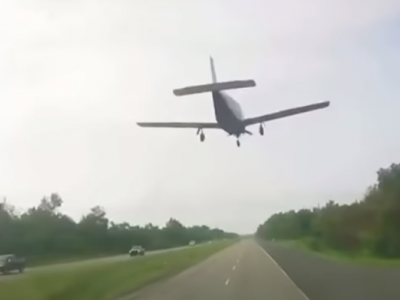 Louisiana, aereo atterra sull'autostrada: la scena è incredibile