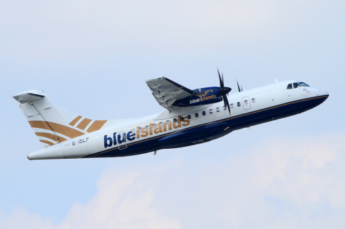 Regno Unito, crepa sul parabrezza della cabina di pilotaggio: aereo passeggeri effettua atterraggio di emergenza all'aeroporto di Jersey