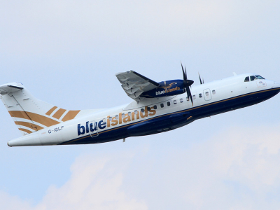 Regno Unito, crepa sul parabrezza della cabina di pilotaggio: aereo passeggeri effettua atterraggio di emergenza all'aeroporto di Jersey