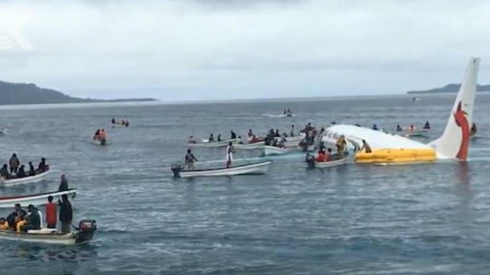 Boeing 737 sbaglia l'atterraggio su un'isola sperduta e finisce in mare