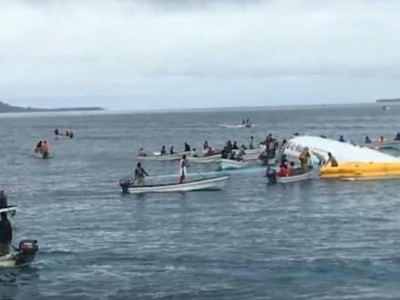 Boeing 737 sbaglia l'atterraggio su un'isola sperduta e finisce in mare