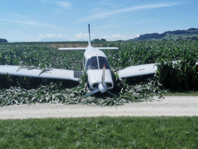 Aereo atterra in un campo di mais