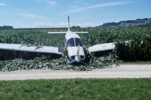 Aereo atterra in un campo di mais