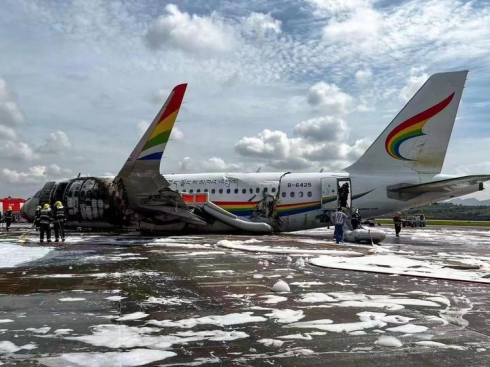 Aereo Tibet Airlines mentre sta per decollare esce di pista e prende fuoco – VIDEO