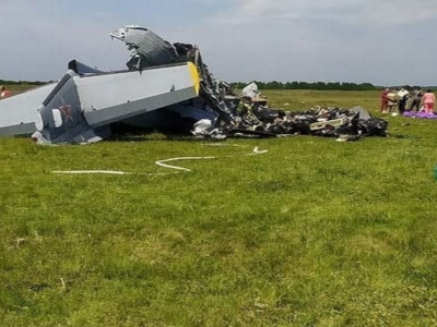 L'aereo dei paracadutisti si schianta al suolo dopo l'atterraggio