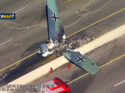 Los Angeles, aereo d'epoca in panne atterra in autostrada e s'incendia