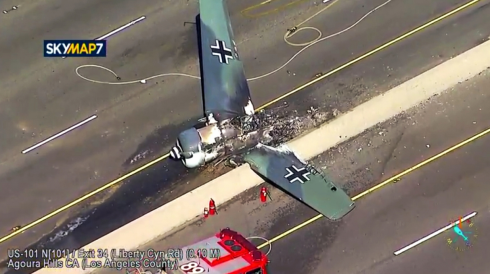 Los Angeles, aereo d'epoca in panne atterra in autostrada e s'incendia