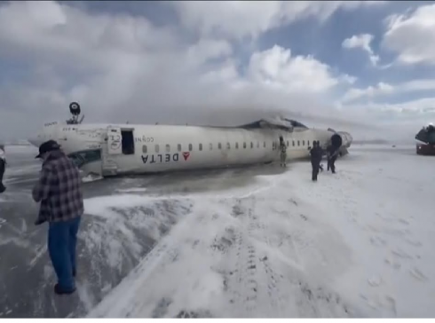 Aereo si capovolge durante l'atterraggio all'aeroporto di Toronto – Il video