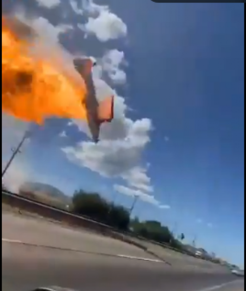 Cile, un aereo leggero colpisce un palo della luce e si schianta vicino a Panguilemo. Il video