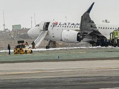 L'aereo di linea colpisce il camion durante il decollo