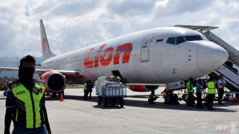 Indonesia, Boeing 737 precipita in mare: anche un italiano tra le 178 persone a bordo, oltre due piloti, cinque assistenti di volo addestrati e un tecnico