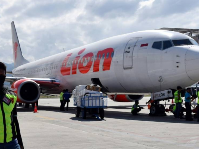 Indonesia, Boeing 737 precipita in mare: anche un italiano tra le 178 persone a bordo, oltre due piloti, cinque assistenti di volo addestrati e un tecnico