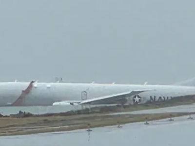 Aereo P-8A Poseidon della US Navy oltrepassa la pista e finisce nel mare della baia di Kaneohe, nelle Hawaii