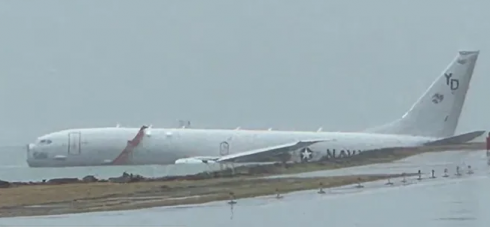 Aereo P-8A Poseidon della US Navy oltrepassa la pista e finisce nel mare della baia di Kaneohe, nelle Hawaii