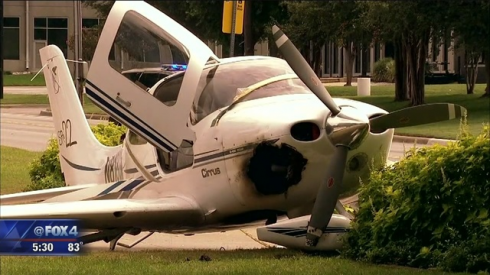 Texas, un piccolo aereo effettua un atterraggio di emergenza tra le case sulla strada di Farmers Branch: manovra da brividi, nessuno ferito