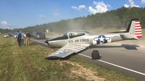 Mississippi, l’aereo d'epoca è in panne così è costretto ad atterrare in autostrada