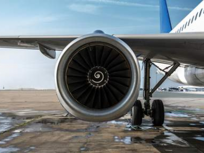 In ritardo, passeggero salta la recinzione e corre in mezzo alla pista per prendere l'aereo. 