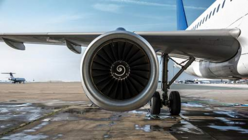 In ritardo, passeggero salta la recinzione e corre in mezzo alla pista per prendere l'aereo. 