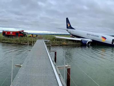 Francia, aereo fallisce l'atterraggio e finisce in uno stagno