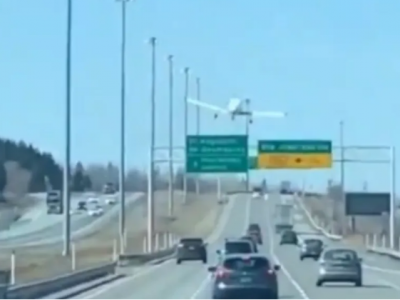 Aereo da turismo effettua un atterraggio d'emergenza in autostrada trafficata. (IL VIDEO)